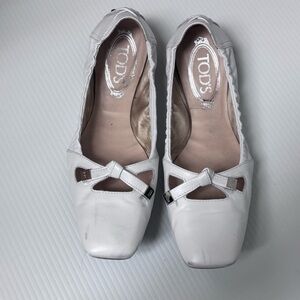 Tod's Elegant White Leather Loafers